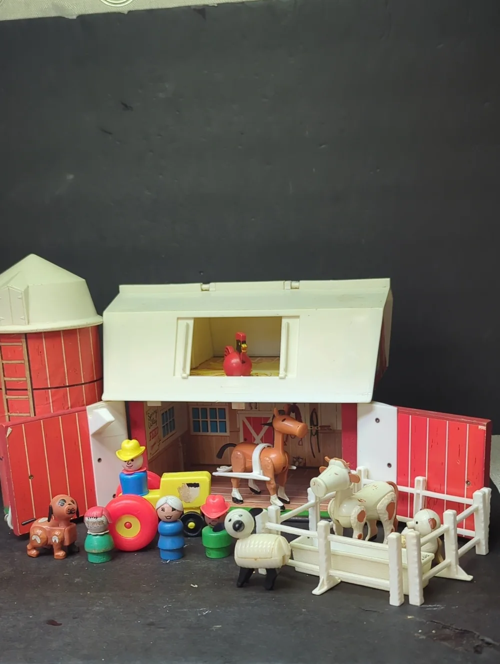 #30)Vintage Fisher Price Play Family Farm 915 Little People Barn & silo